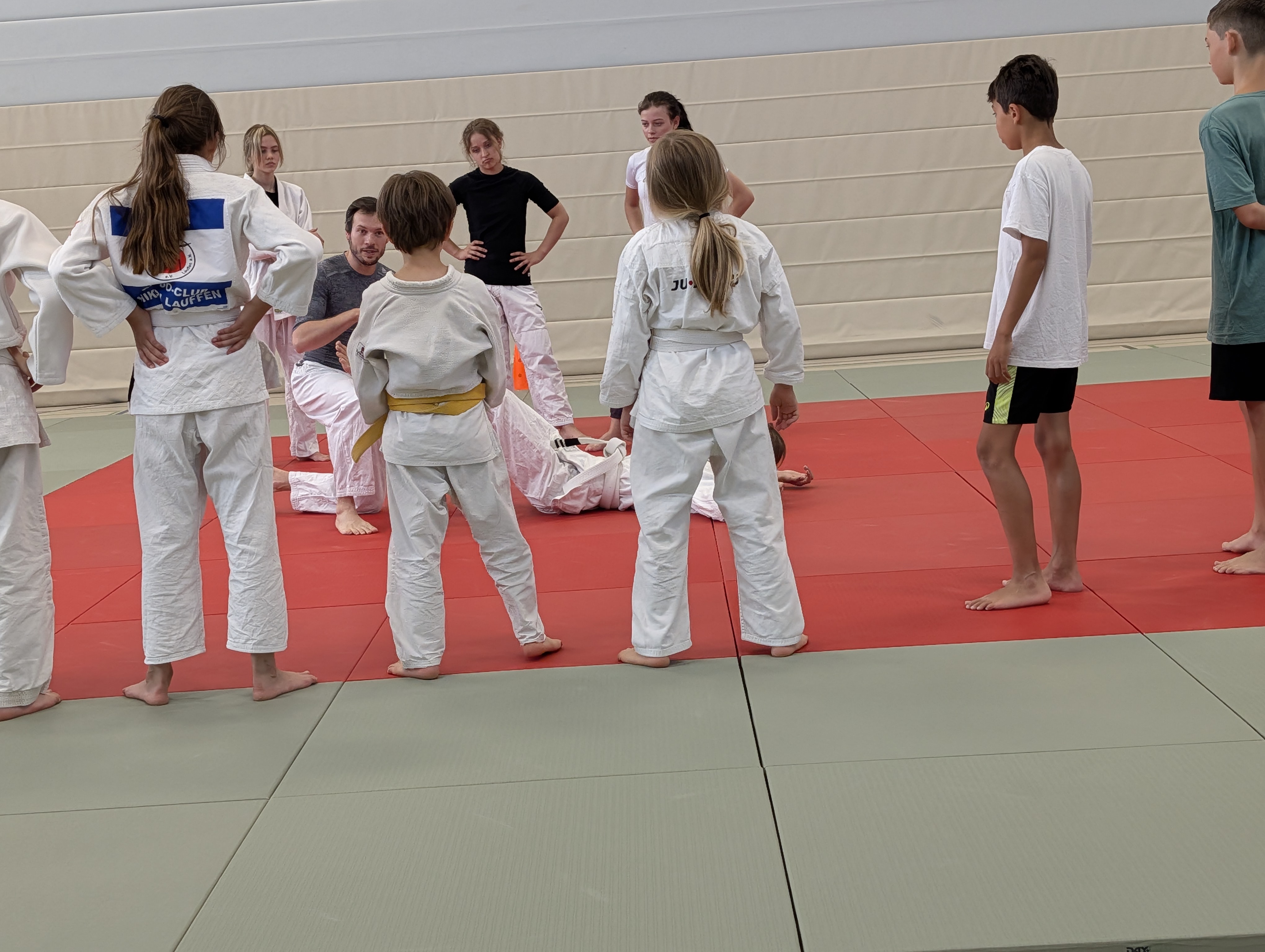 Begeisterung beim Bodenkampf: Kinderferienprogramm BJJ